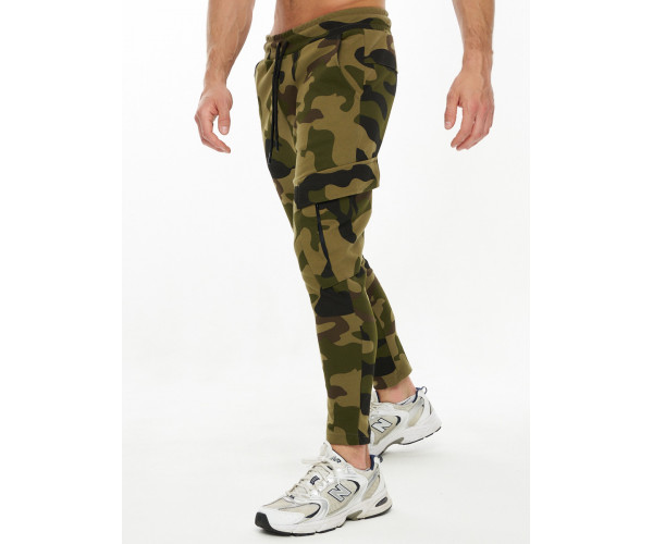 Трикотажные брюки зауженные камуфляжного цвета 227001Kf