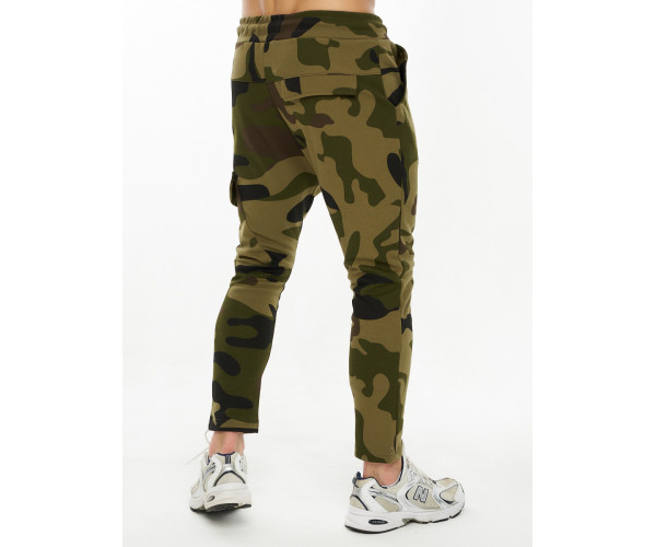 Трикотажные брюки зауженные камуфляжного цвета 227001Kf