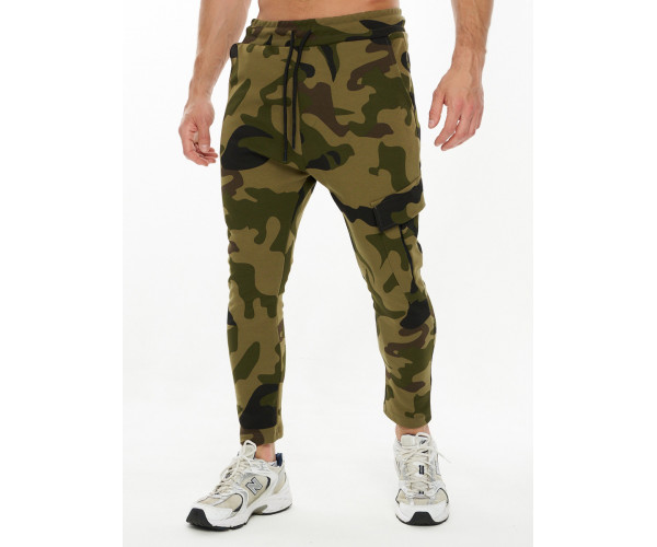 Трикотажные брюки зауженные камуфляжного цвета 227001Kf