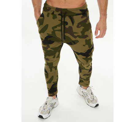 Трикотажные брюки зауженные камуфляжного цвета 227001Kf