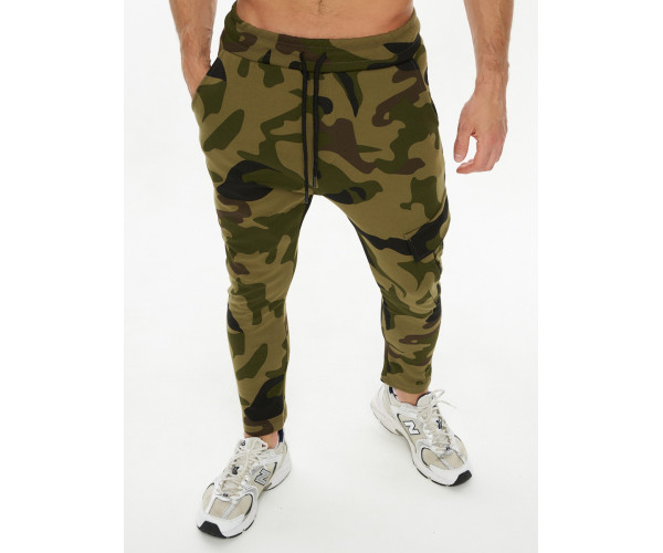 Трикотажные брюки зауженные камуфляжного цвета 227001Kf